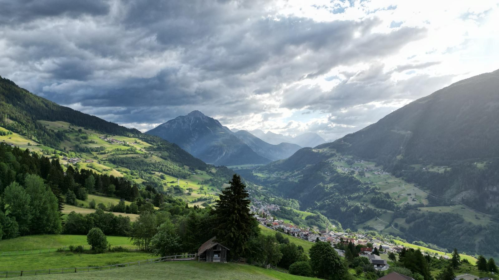Ausblick ueber das Pitztal bei Apart WeitBlick